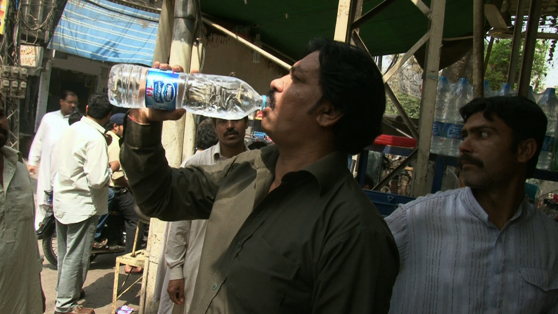 tl_files/images/the_fear/bl_pakistani_drinking_purelife.jpg